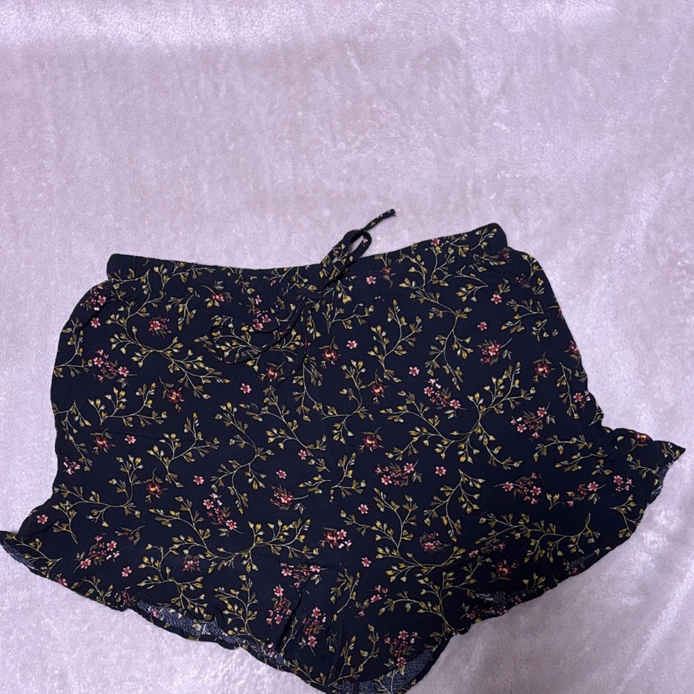Lulu’s… Sz Small…Black & Pink Floral Shorts W Ruffle hem & Tie Waist